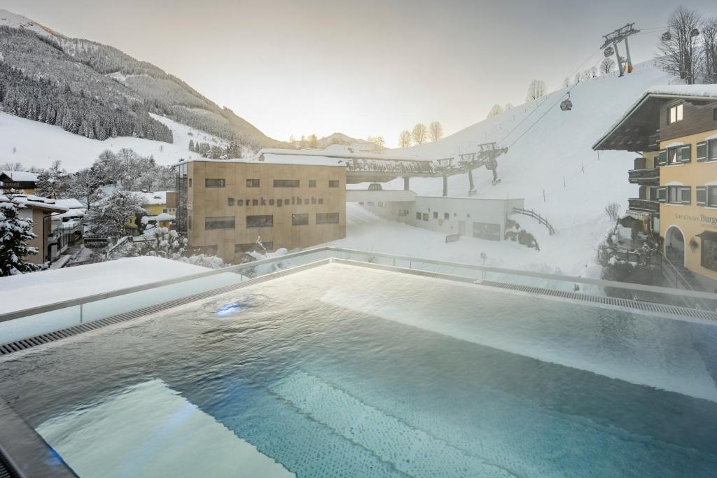 The swimming pool at or close to Hotel Kendler