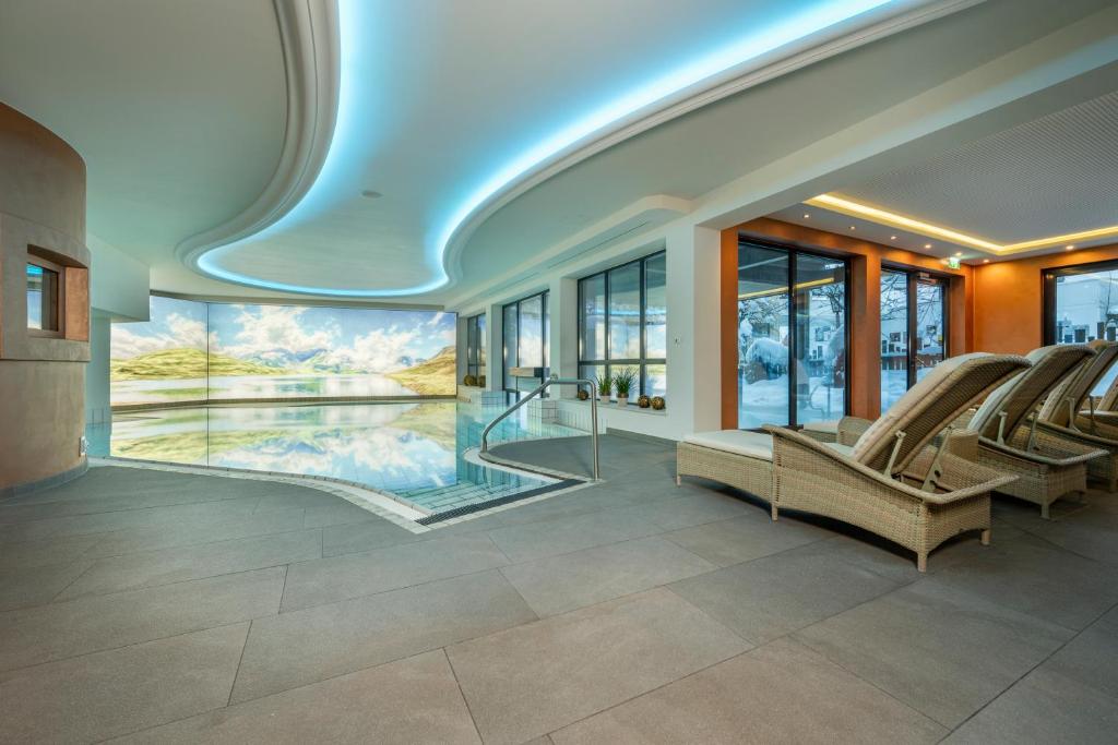 The swimming pool at or close to Hotel Kendler