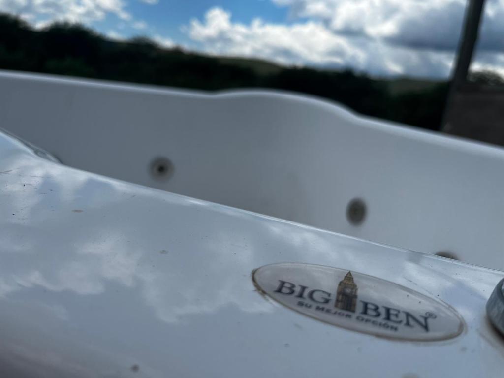 um close-up da asa traseira de um barco em La isla em San Marcos Sierras