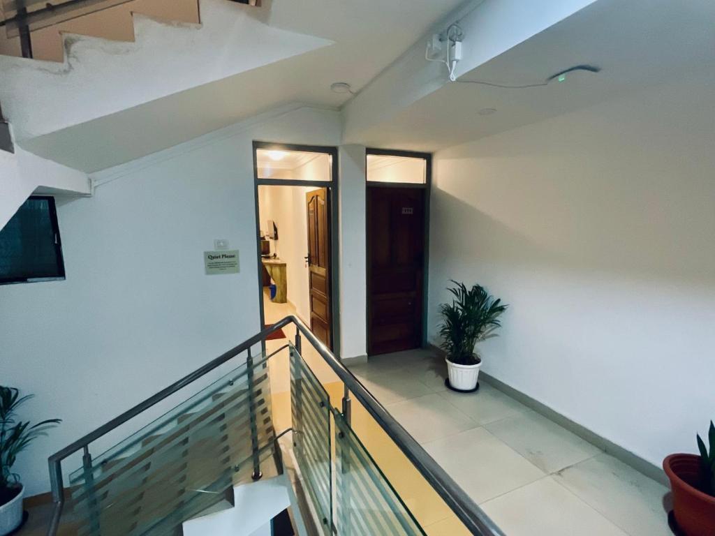 TV a/nebo společenská místnost v ubytování Nagas Hotel Satyavati Morjim