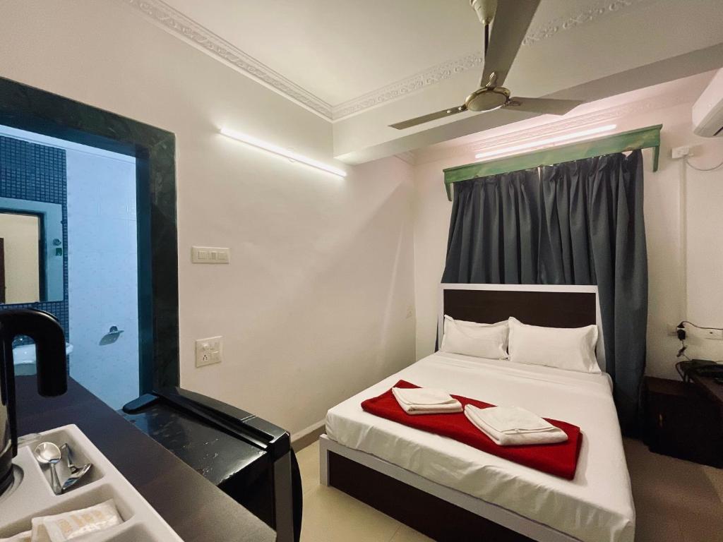 Postel nebo postele na pokoji v ubytování Nagas Hotel Satyavati Morjim