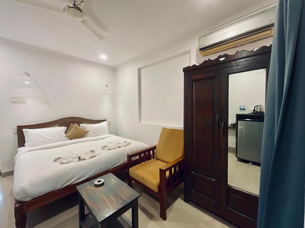Postel nebo postele na pokoji v ubytování Nagas Hotel Satyavati Morjim