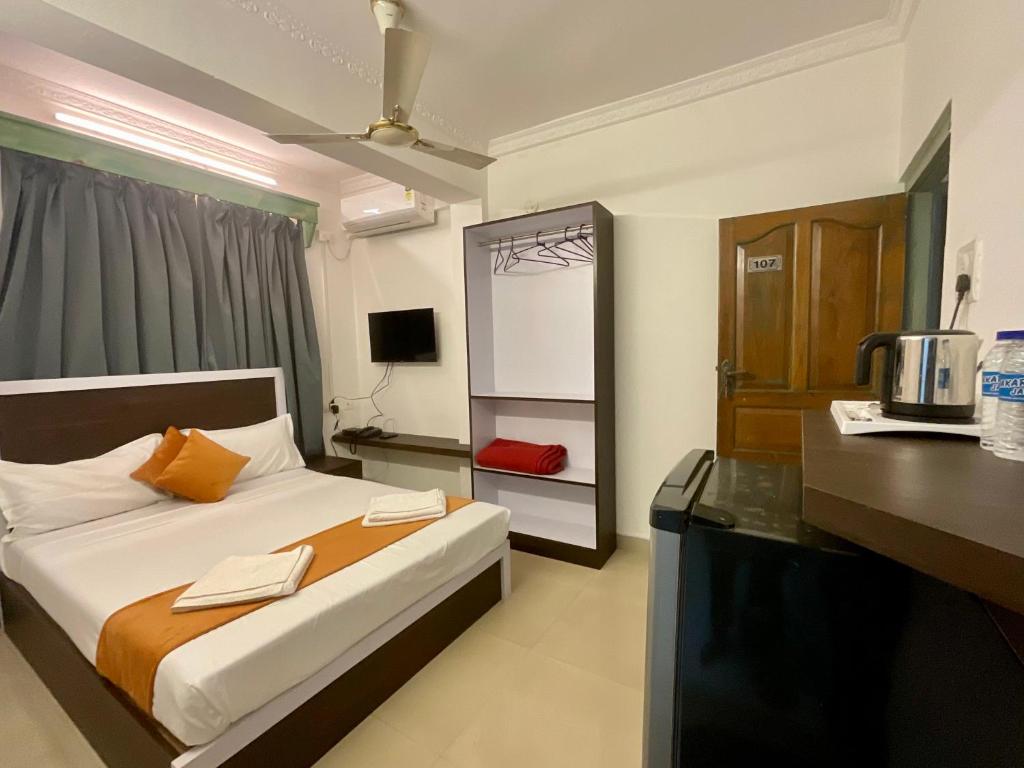 Postel nebo postele na pokoji v ubytování Nagas Hotel Satyavati Morjim