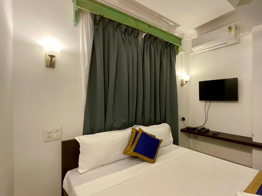 TV a/nebo společenská místnost v ubytování Nagas Hotel Satyavati Morjim