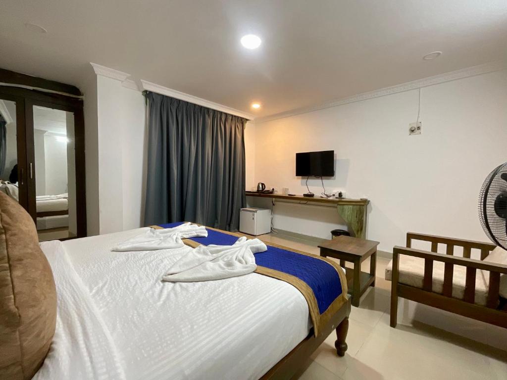 Postel nebo postele na pokoji v ubytování Nagas Hotel Satyavati Morjim