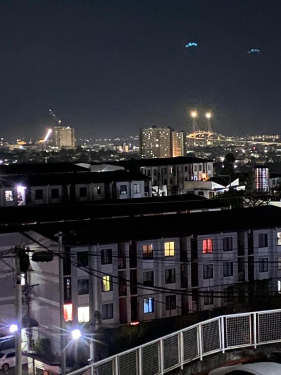 una ciudad por la noche con edificios y luces de la calle en Urban Deca Homes Tisa, en Cebú