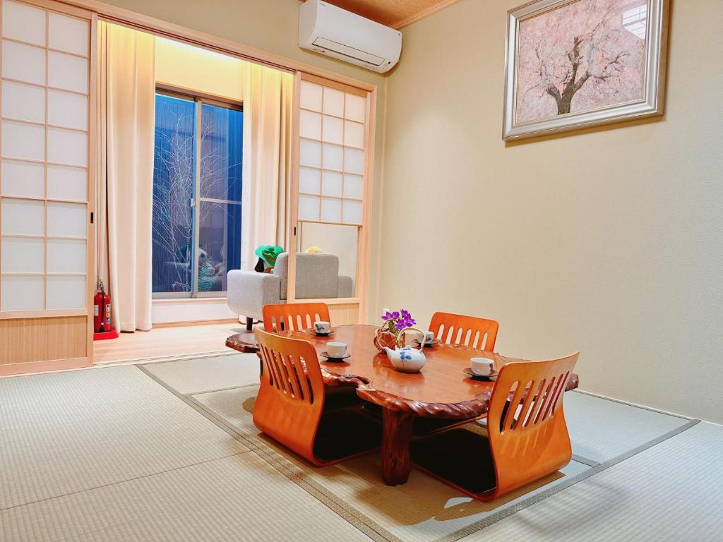a dining room with a table and chairs at Retreat Tachibana 旅趣・橘 in Osaka