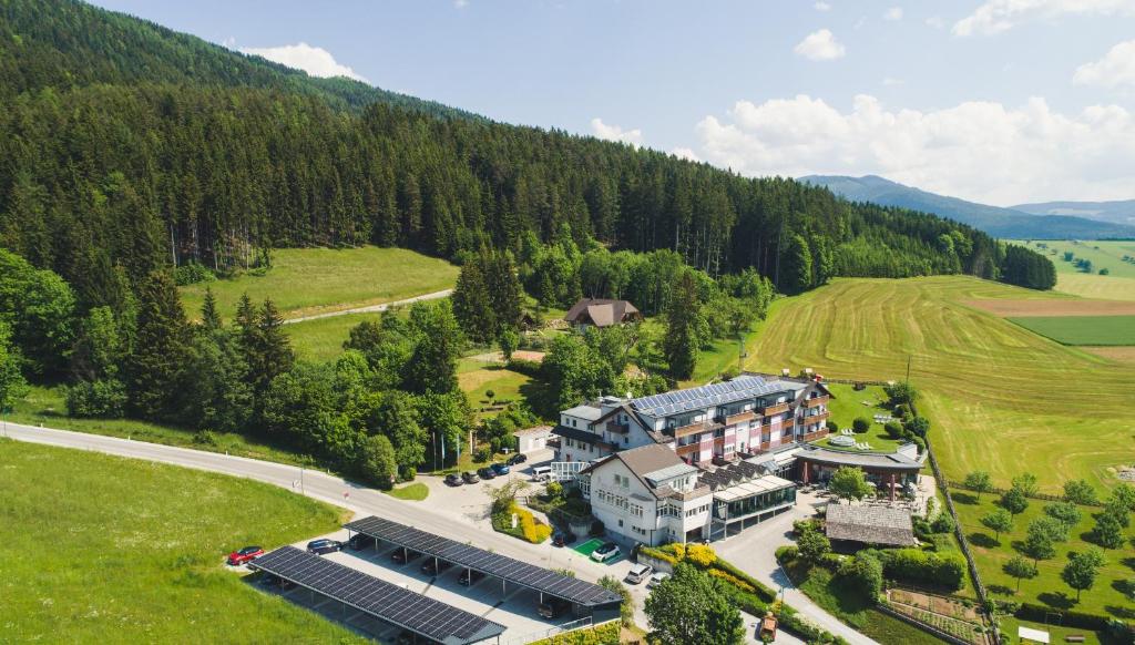 eine Luftansicht eines großen Hauses in den Bergen in der Unterkunft Vital-Hotel-Styria in Fladnitz an der Teichalm