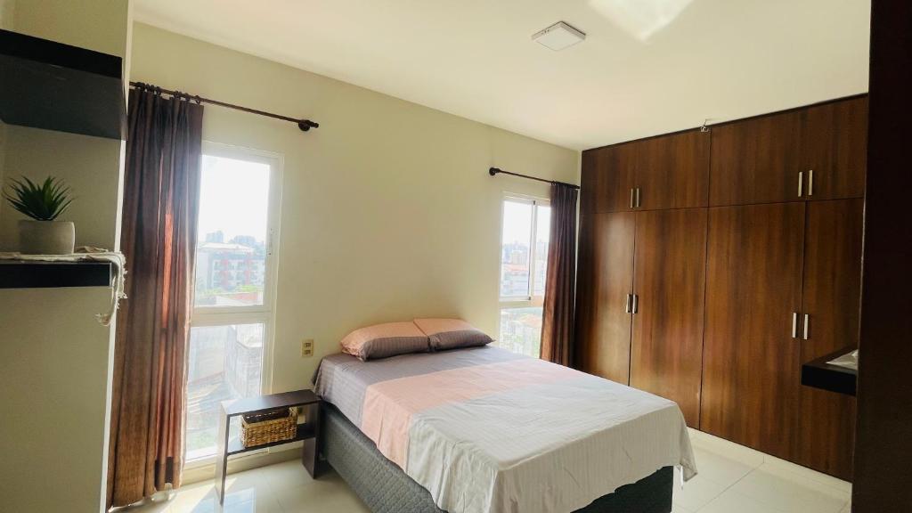 - une chambre avec un lit et une grande fenêtre dans l'établissement Cozy apartment close to city center, à Santa Cruz de la Sierra