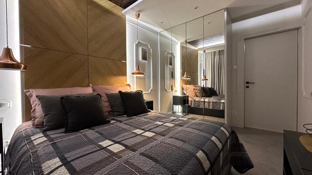 ein Schlafzimmer mit einem großen Bett und einem Spiegel in der Unterkunft Apartament Linda in Białystok