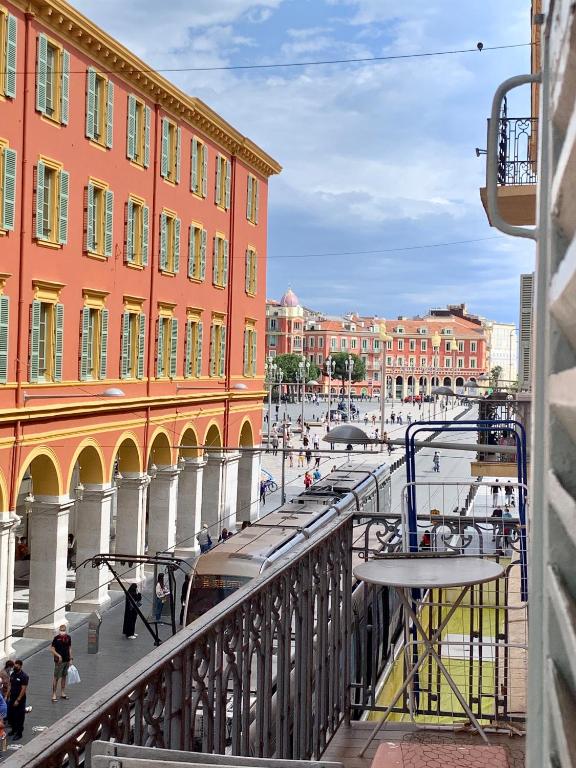 une vue depuis un balcon d'une ville avec des bâtiments dans l'établissement Place Massena, à Nice