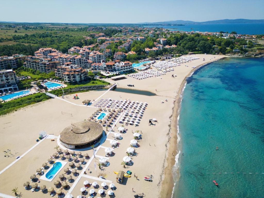 eine Luftansicht auf einen Strand und das Meer in der Unterkunft Oasis Resort Lozenets in Lozenets