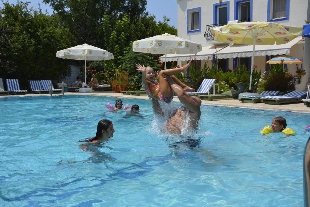 The swimming pool at or close to Paradise Garden Apartments