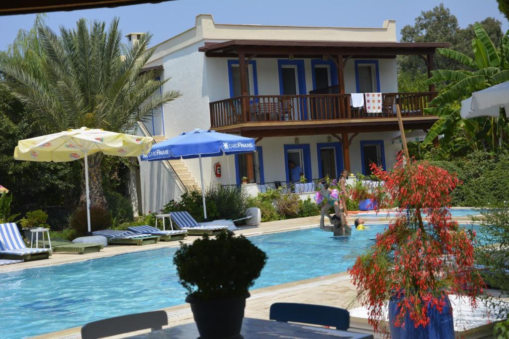 The swimming pool at or close to Paradise Garden Apartments