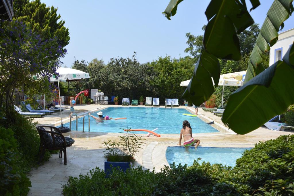 The swimming pool at or close to Paradise Garden Apartments