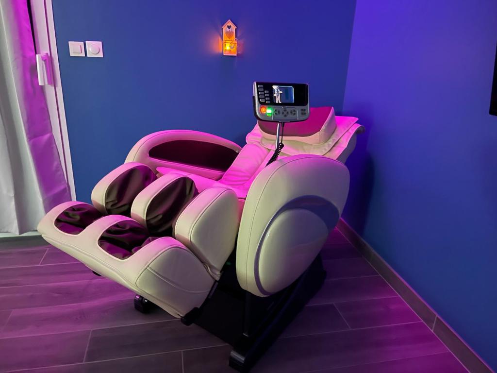 a room with a pink room with a barber chair at La Paillote Exotique Spa in Beaucaire