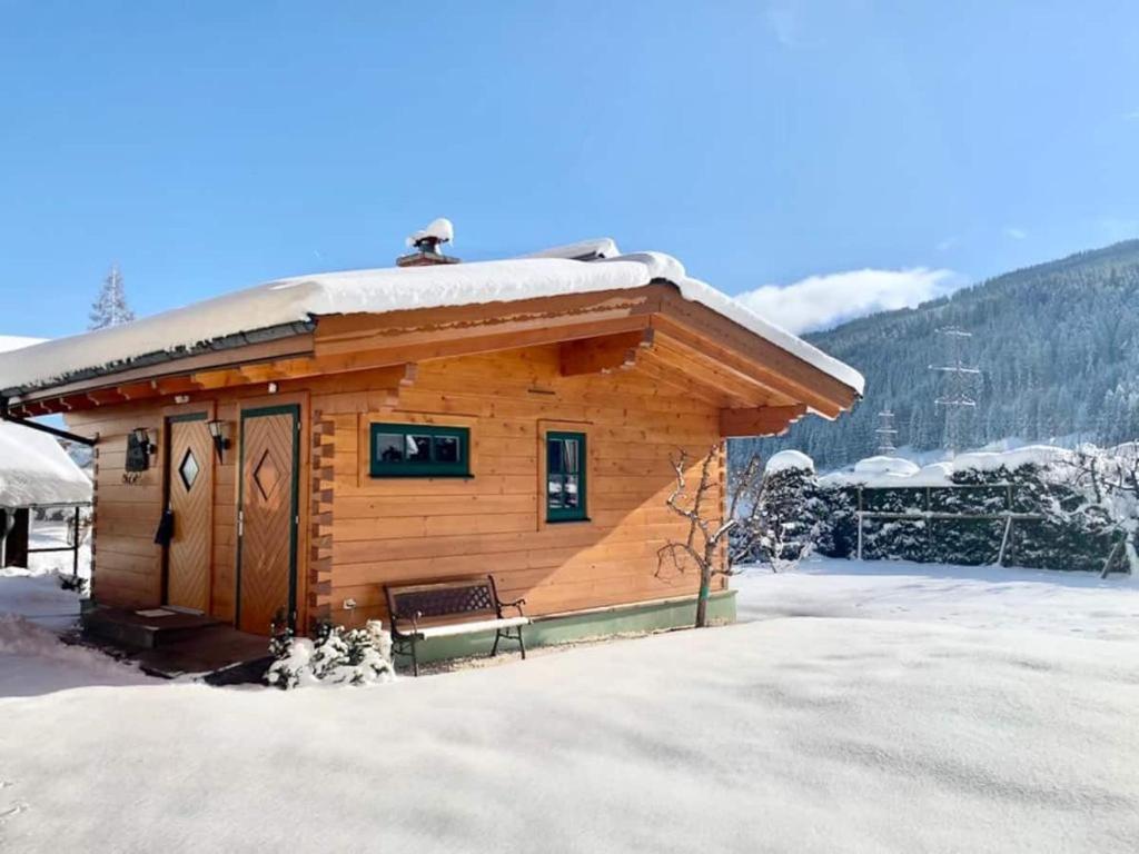 une cabane en rondins avec de la neige sur le toit dans l'établissement Chalet - Urlaub bei Freunden, à Wagrain