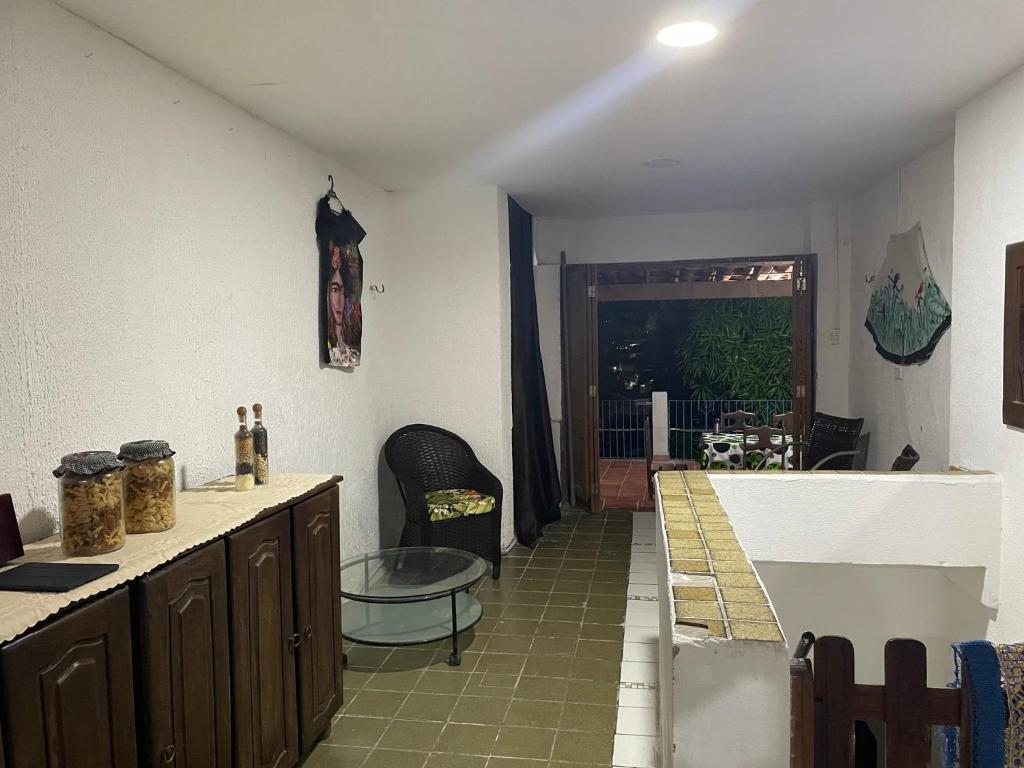 uma cozinha com um balcão e uma mesa em Casa São bento 193 em Olinda
