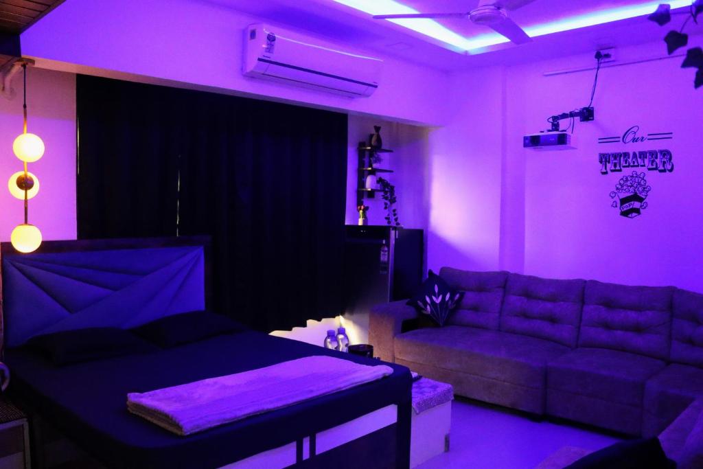 Posezení v ubytování Zoey's Hill View Suite - 120" 4K Projection Cinema, Jacuzzi, Party Up