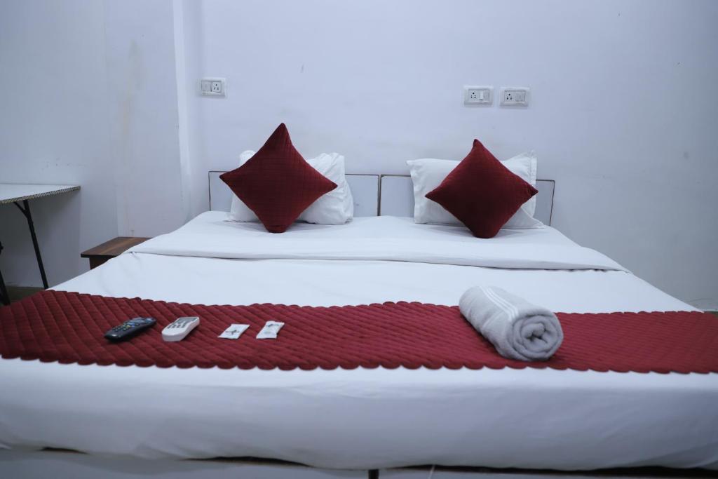 Postel nebo postele na pokoji v ubytování Hotel A4U sector 45 Gurgaon