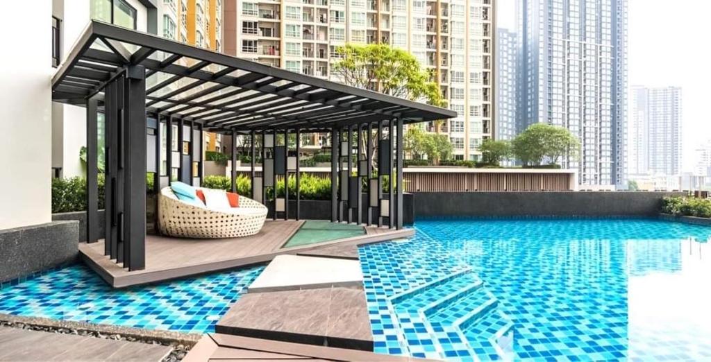 Condo in Bangkok with Swimming Pool near Malls and Train tesisinde veya buraya yakın yüzme havuzu