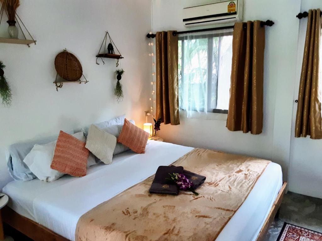 Un dormitorio con una cama con flores. en Feel Home no1 private house 2BR, en Hinkong