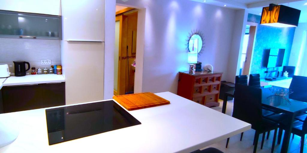 Cucina o angolo cottura di Unobstructred seaviews, 2BR, Kingbeds, Fully ACd