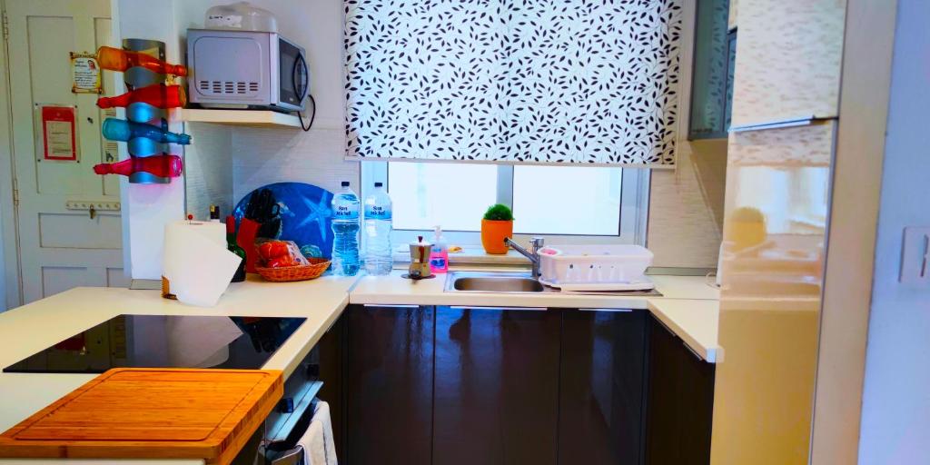 Cucina o angolo cottura di Unobstructred seaviews, 2BR, Kingbeds, Fully ACd