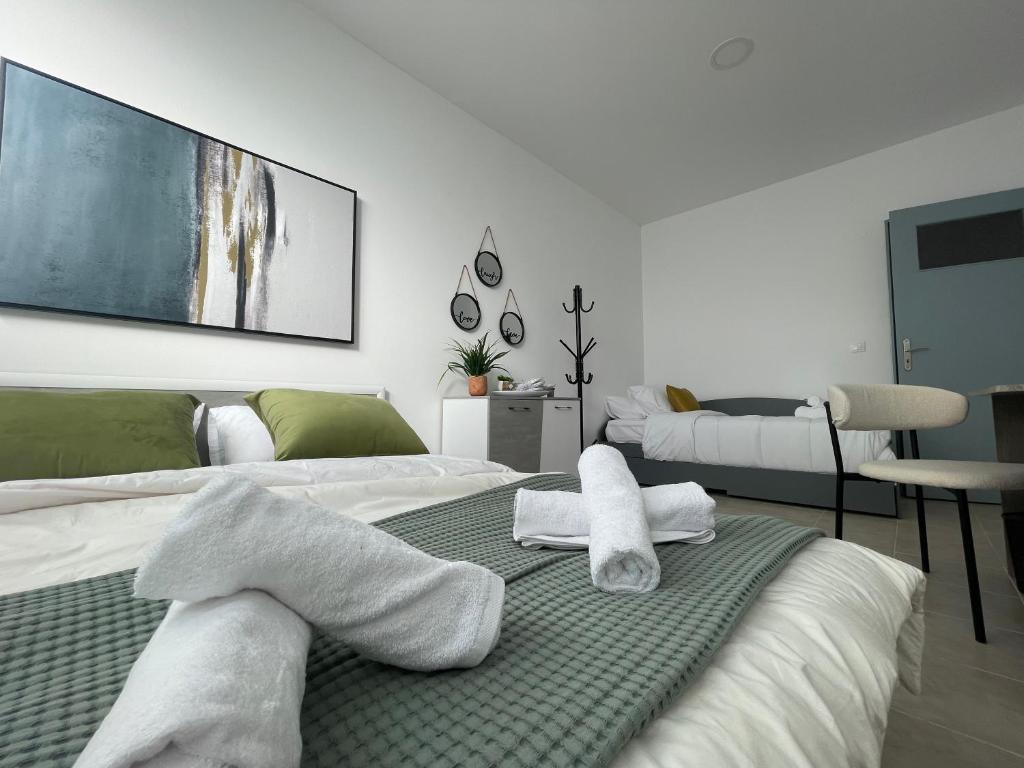 Ένα ή περισσότερα κρεβάτια σε δωμάτιο στο AIOLOS Chania centre luxury apartment