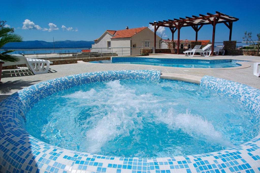 Bazén v ubytování Villa Lara Apartments nebo v jeho okolí