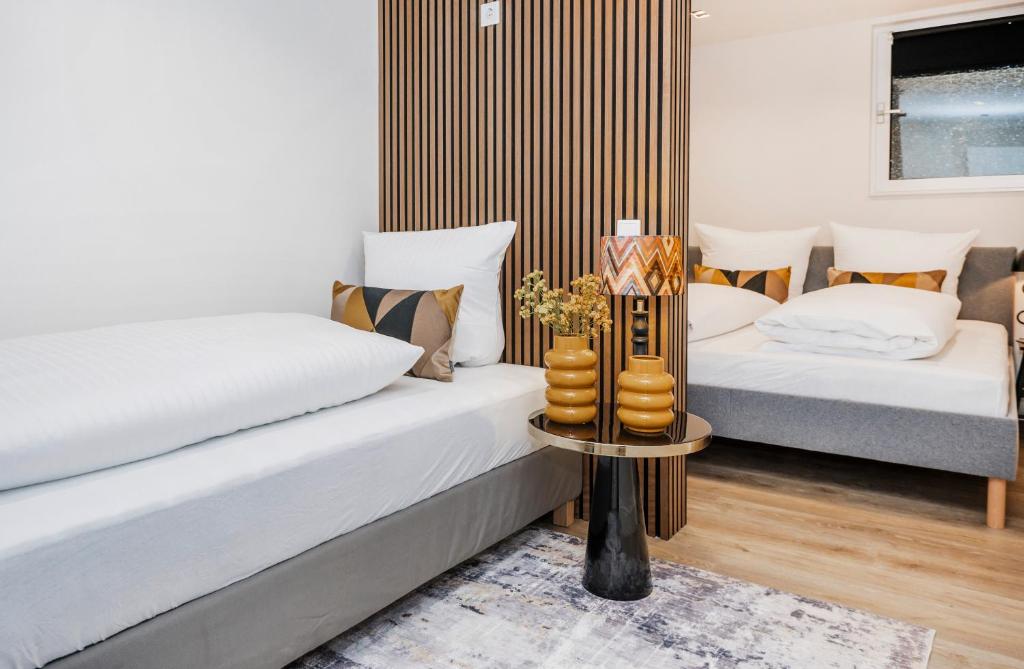 Säng eller sängar i ett rum på S331 - Luxurious two bedroom duplex apartment in cologne