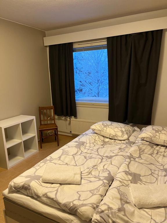 羅瓦涅米的住宿－Hilla room，一间卧室设有一张大床和一个窗户。