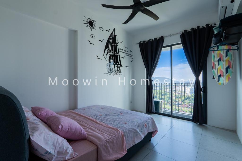 een slaapkamer met een bed en een plafondventilator bij Comfy Suite by Moowin in Perai