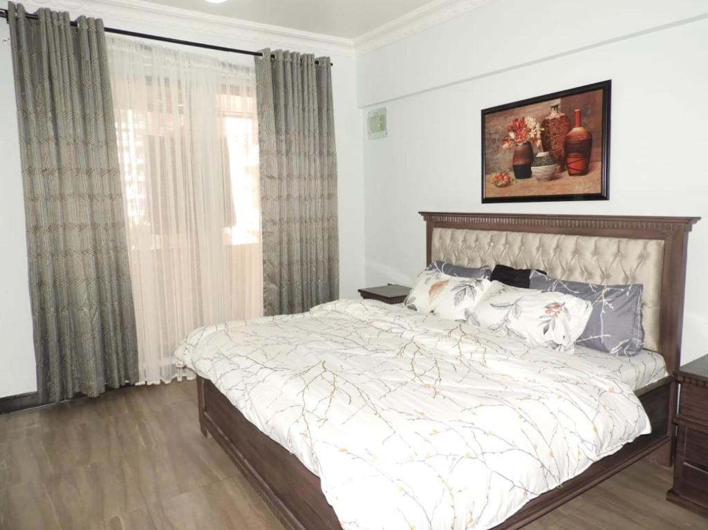 Un dormitorio con una cama con dos perros. en MJ Hosting, en Dar es Salaam