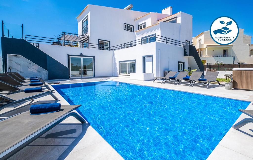 una villa con piscina di fronte a una casa di Villa Avalon by Algarve Vacation a Pêra