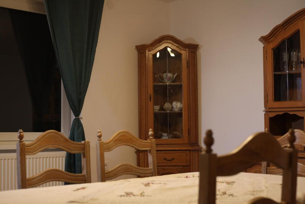 1 dormitorio con armario de madera y 2 camas en FeriAna Residence, en Miercurea-Ciuc