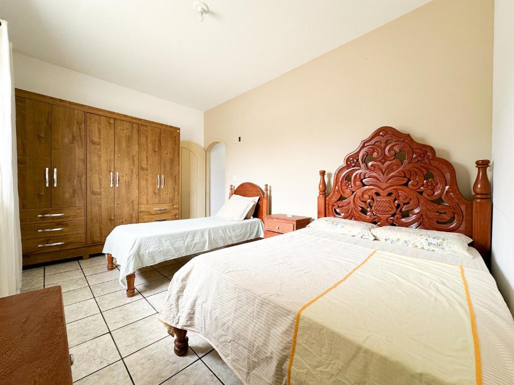 1 dormitorio con 2 camas y armarios de madera en Ap Br367 Porto, en Porto Seguro