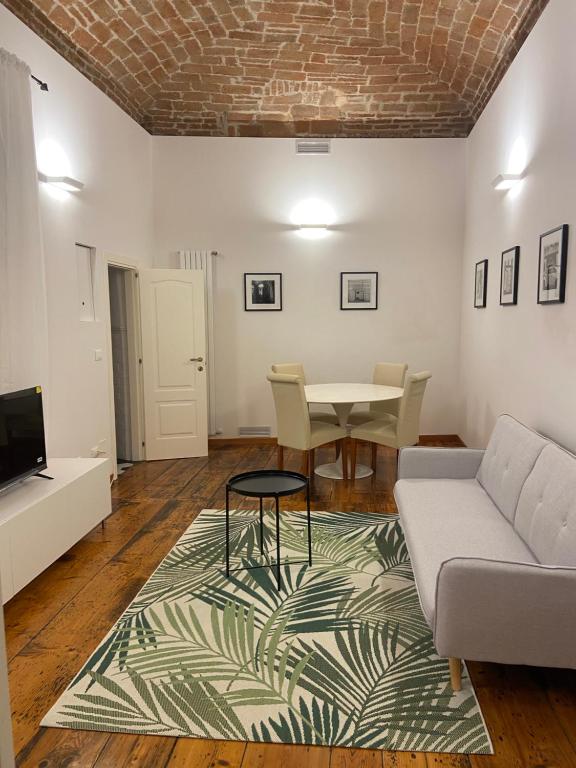 - un salon avec un canapé et une table dans l'établissement Casa Ortelia: apartment in a historic building, à Bologne