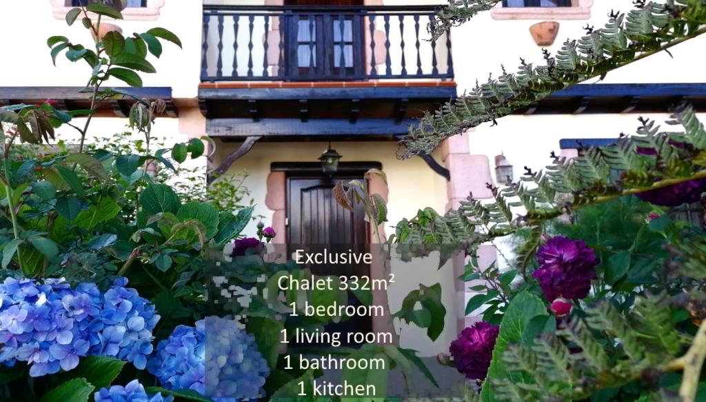 un edificio con balcone e fiori di fronte di Santana, Flowers's House a Santana