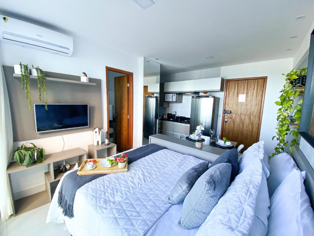 um quarto com uma grande cama azul com almofadas em Flats de Luxo by BnbFlex - Costa Vicentina no Recife