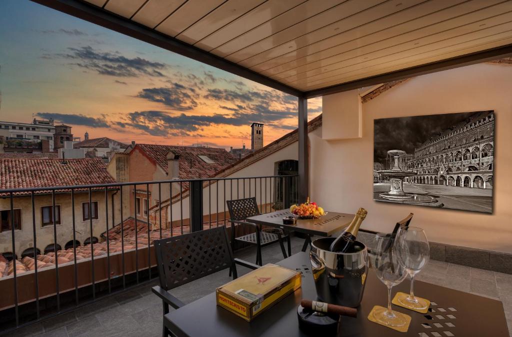 d'un balcon avec une table et une vue sur la ville. dans l'établissement Cà Murà - Residence Belle Parti, à Padoue