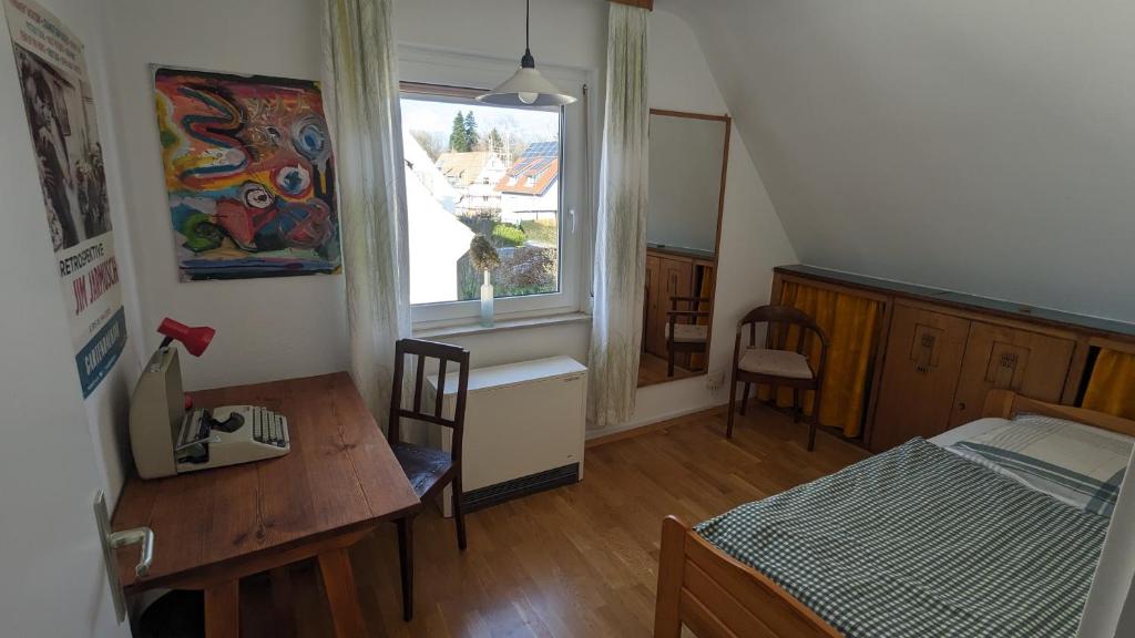 a small room with a desk and a window at Ferienwohnung Umkirch in Umkirch