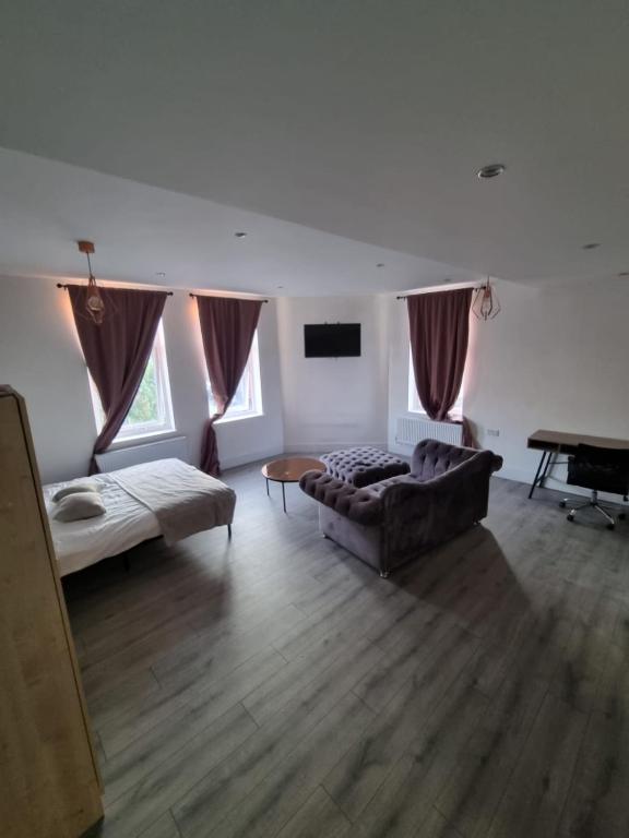 uma sala de estar com um sofá e uma mesa em 1 Bed Flat In Levenshulme em Manchester