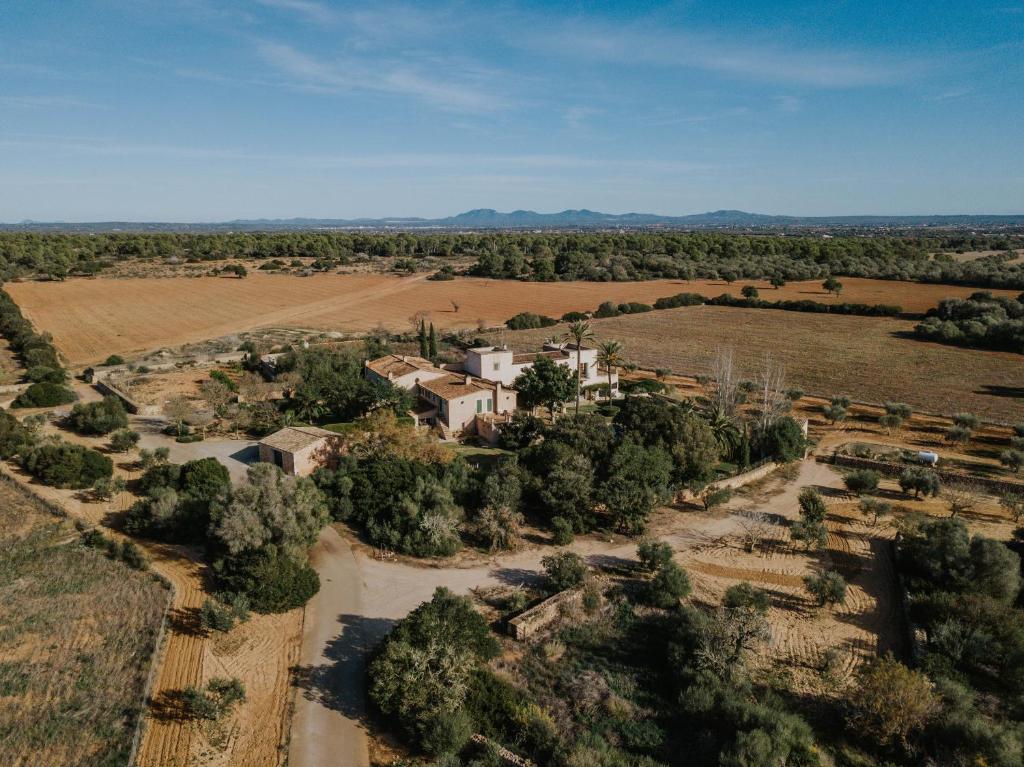 una vista aérea de una casa en medio de un campo en Finca Es Llobets - Adults Only, en El Estanyol