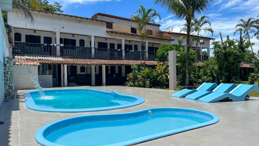阿布拉昂的住宿－Alfa Mar Pousada，一座带度假村的建筑前的游泳池