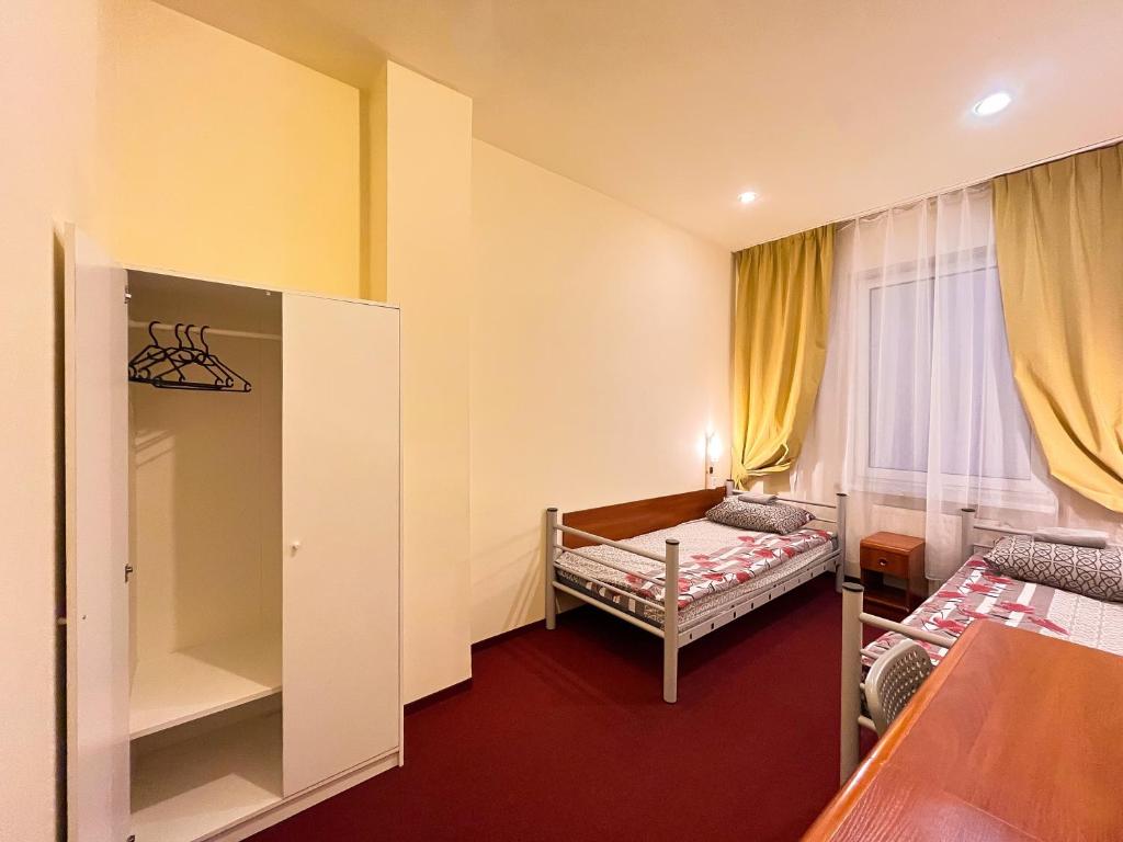 Fry House Hostel - 15min to Dworzec Zachodni, 5min to Klub Progresja - Budget Twin Room