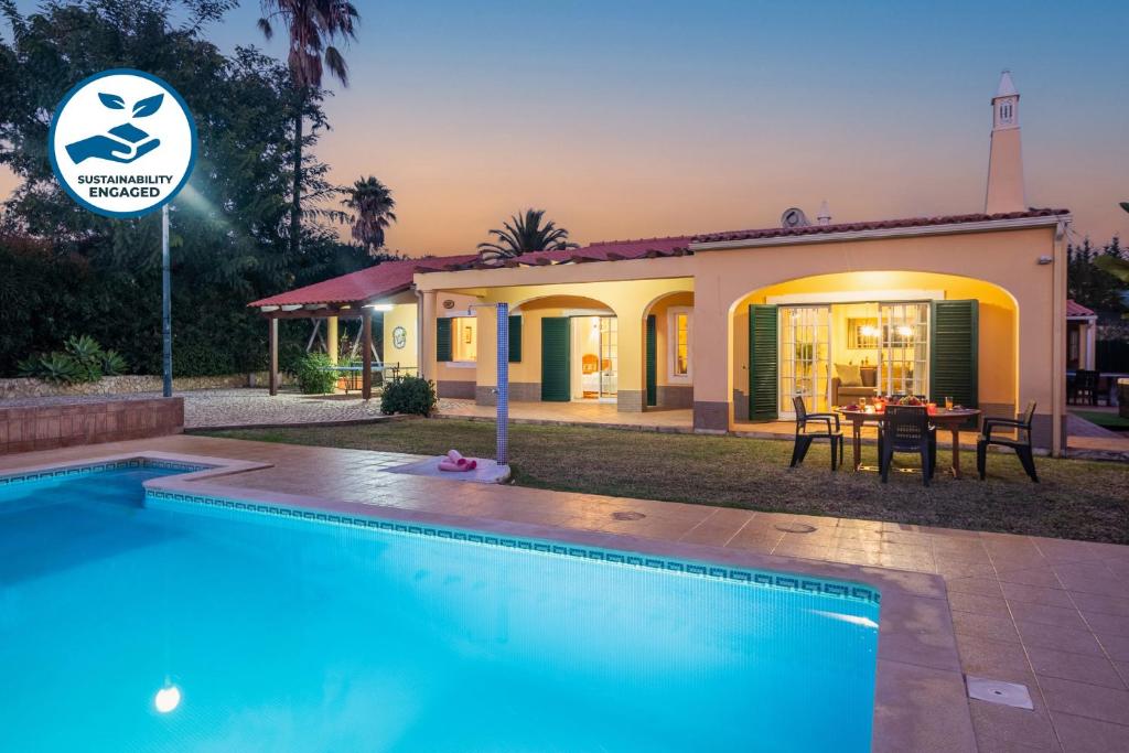 eine Villa mit einem Pool vor einem Haus in der Unterkunft Villa Bali by Algarve Vacation in Albufeira