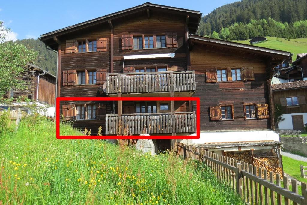 una casa in legno con balcone di fronte di Adli a Disentis