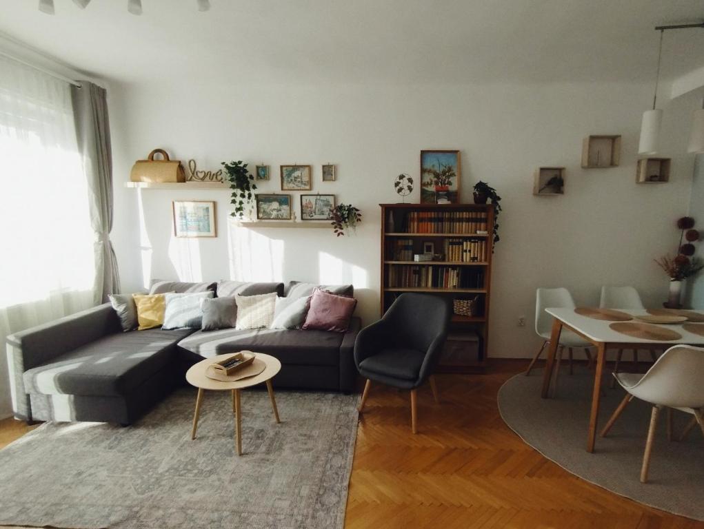 uma sala de estar com um sofá e uma mesa em Greenview Apartment em Budapeste