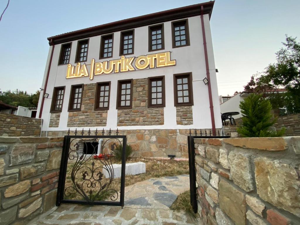 a building with a sign that reads us buffalo chunk outlet at İLİA BUTİK OTEL in Eceabat